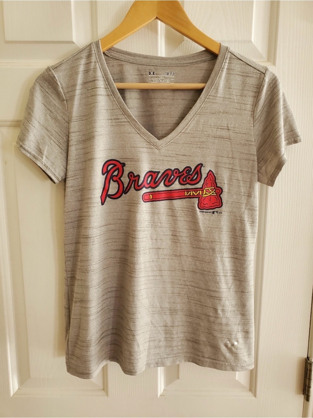 Under Armour Women's Atlanta Braves Heathered Grey V-Neck T-Shirt Size S